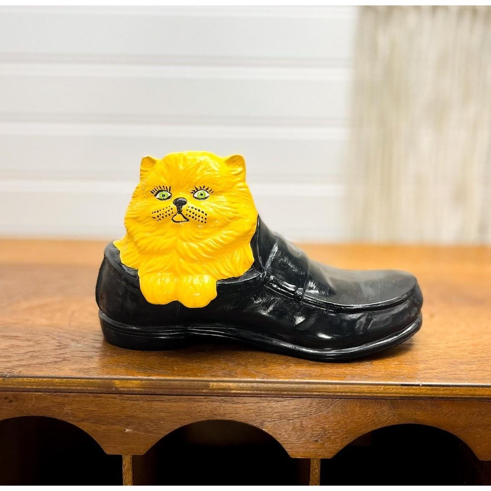 Vintage Porcelain Cat in Shoe Figurine‎ - Anamorphic Shelf Decor